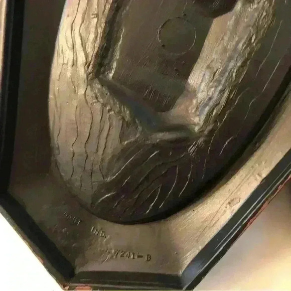 Set of 2  1974 Coppercraft Guild resin wall plaques with copper painted finish - Picture 8 of 9